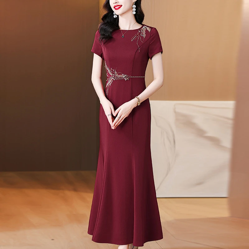 王小鸭刺绣婚宴礼服2025夏季新款洋气年轻妈妈鱼尾连衣裙