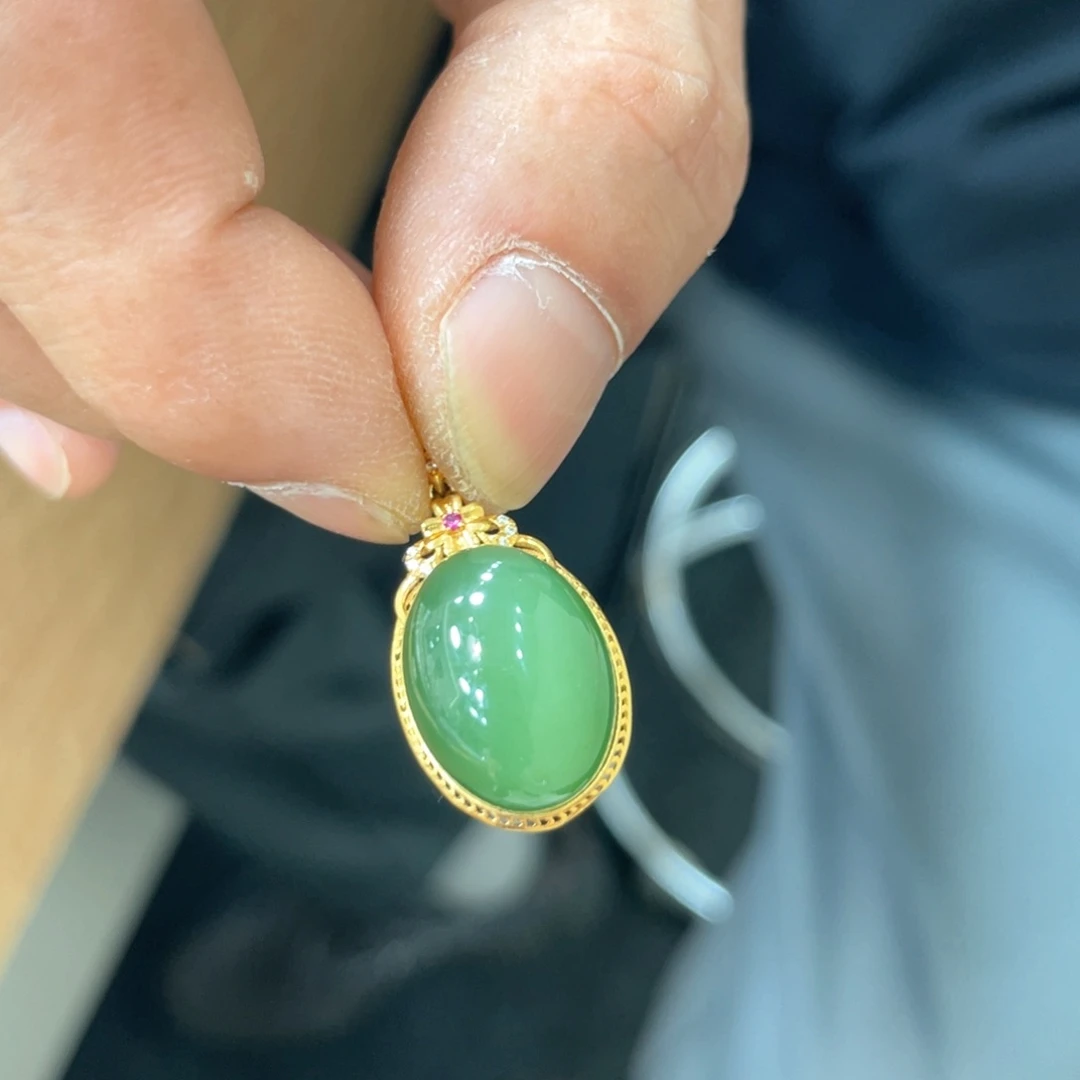 和田玉18K金镶嵌颈饰