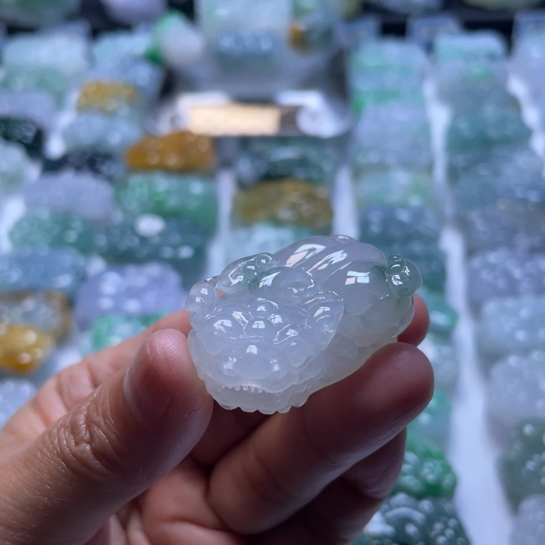 翡翠未镶嵌颈饰貔貅