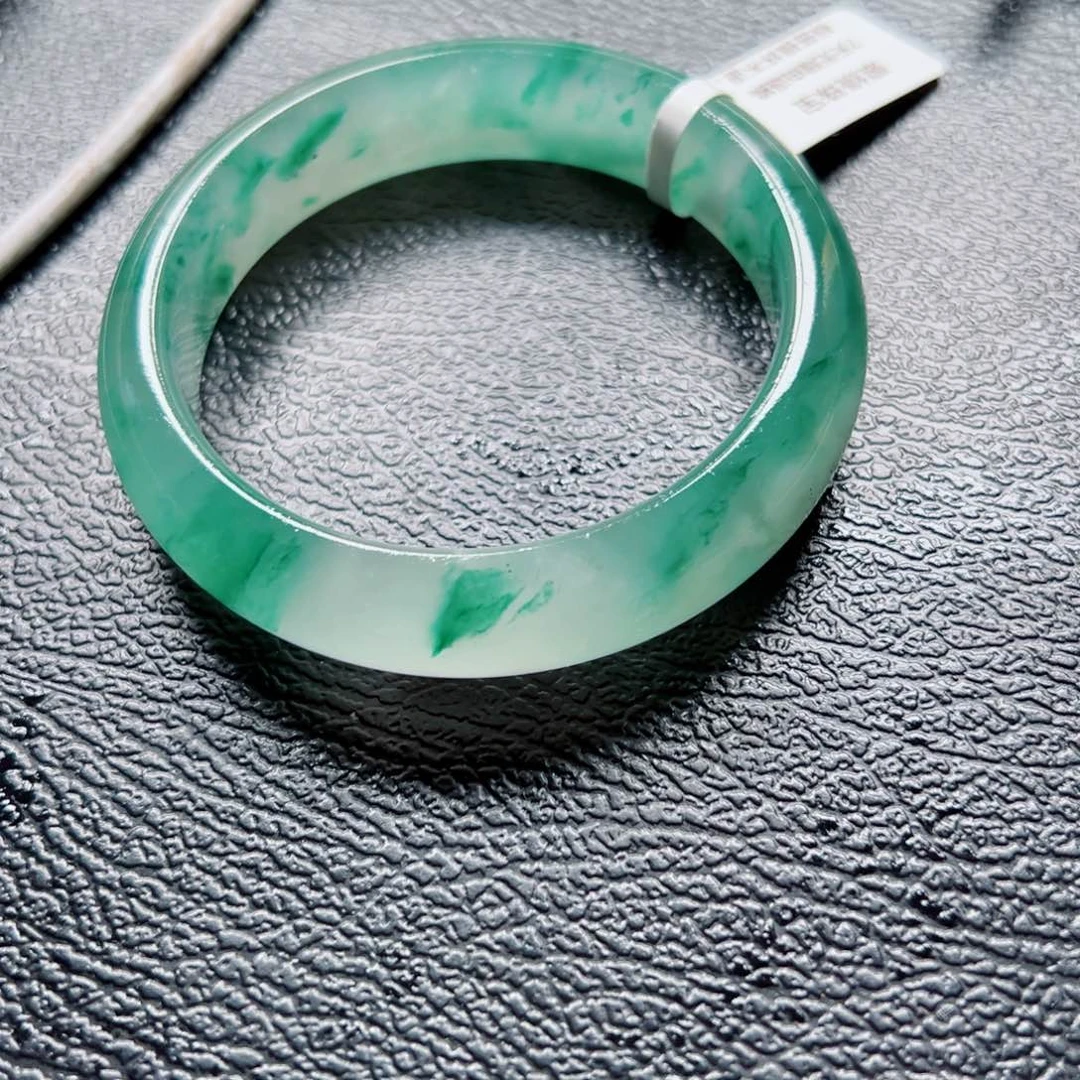 石英质玉（非洲翠）手镯未镶嵌