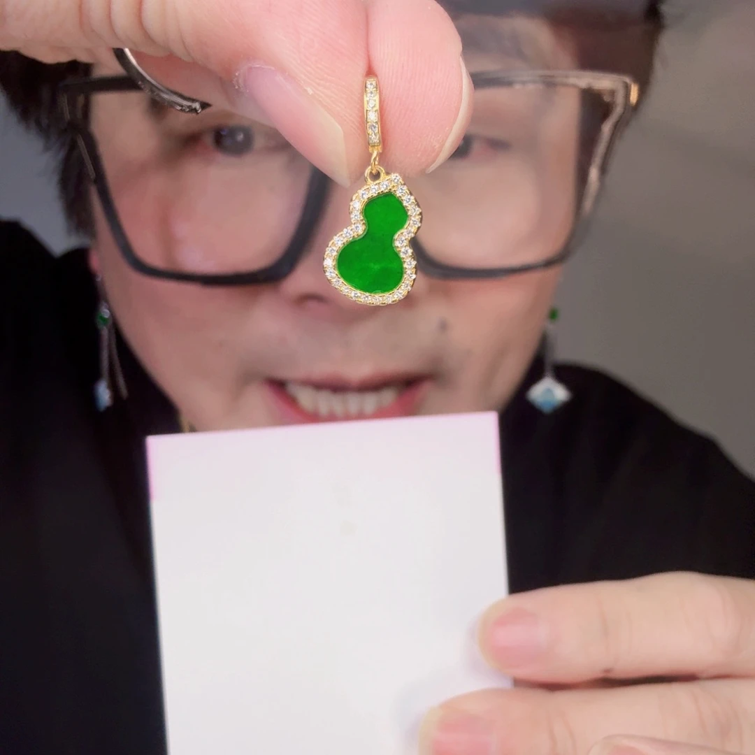 翡翠未镶嵌颈饰一件