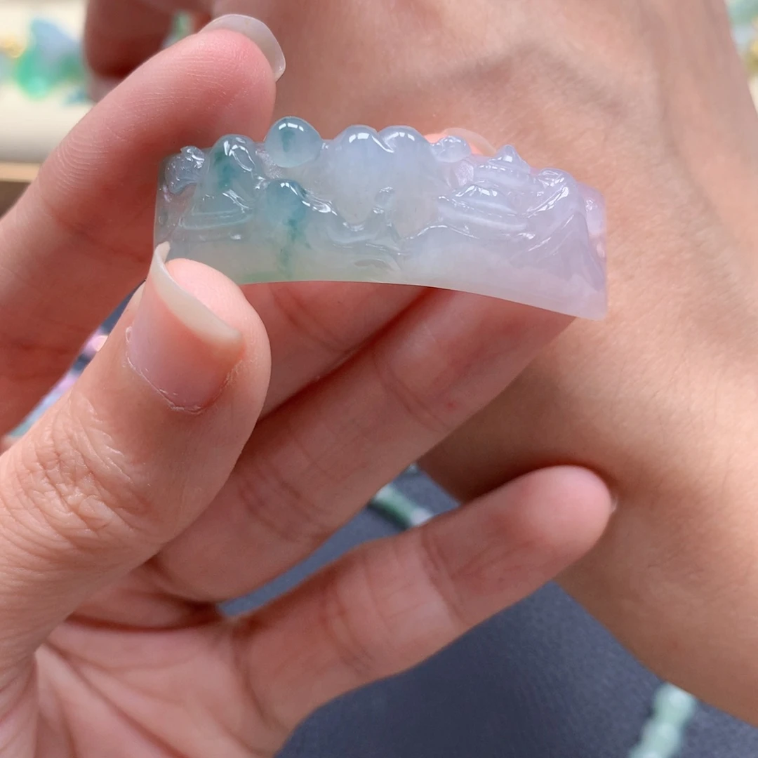 翡翠未镶嵌颈饰是