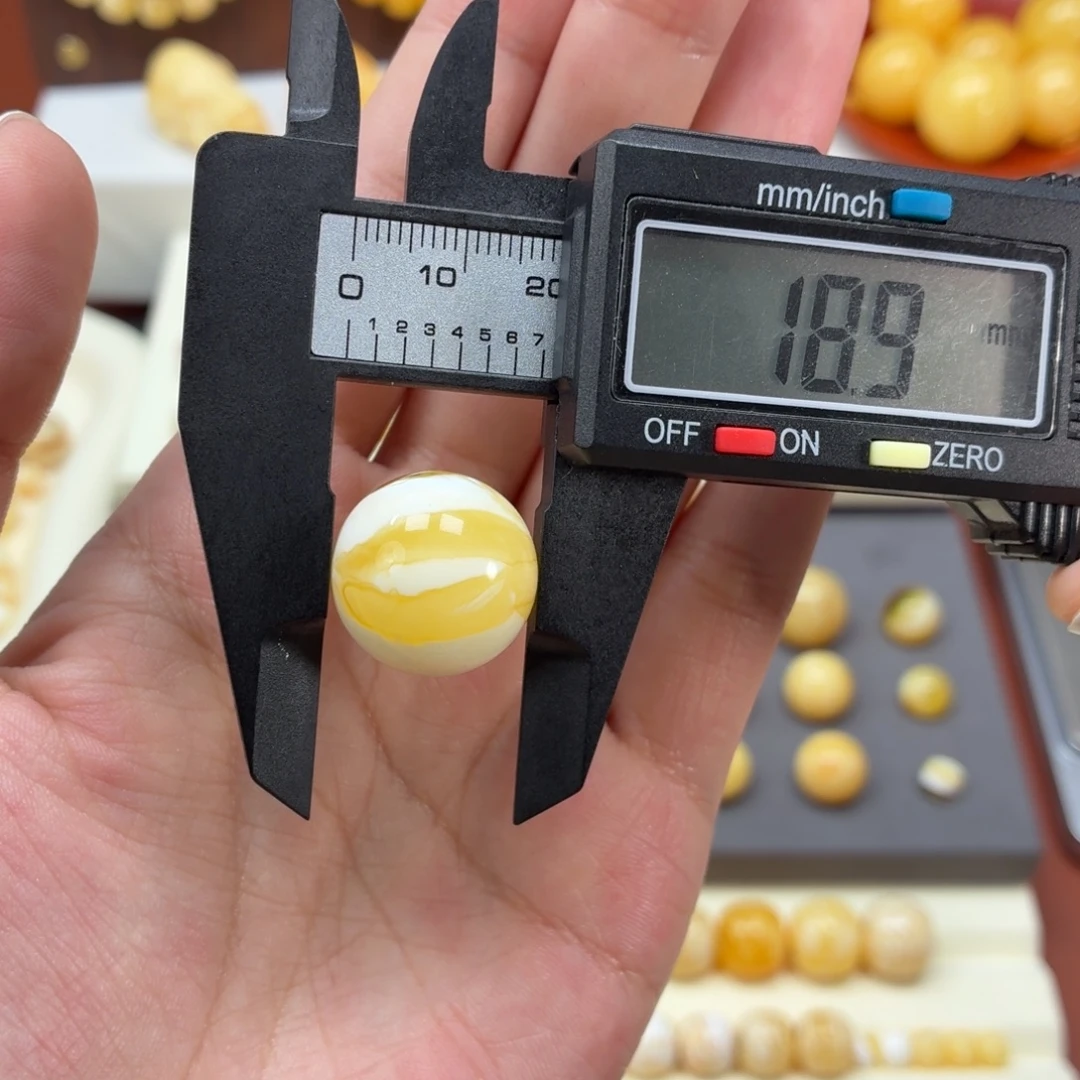 琥珀未镶嵌珠宝奇石焦皮金白溶洞圆珠18.9mm