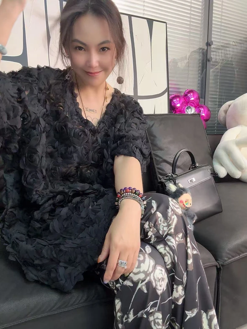 《赵小姐推荐》潮流黑色镂空花朵上衣