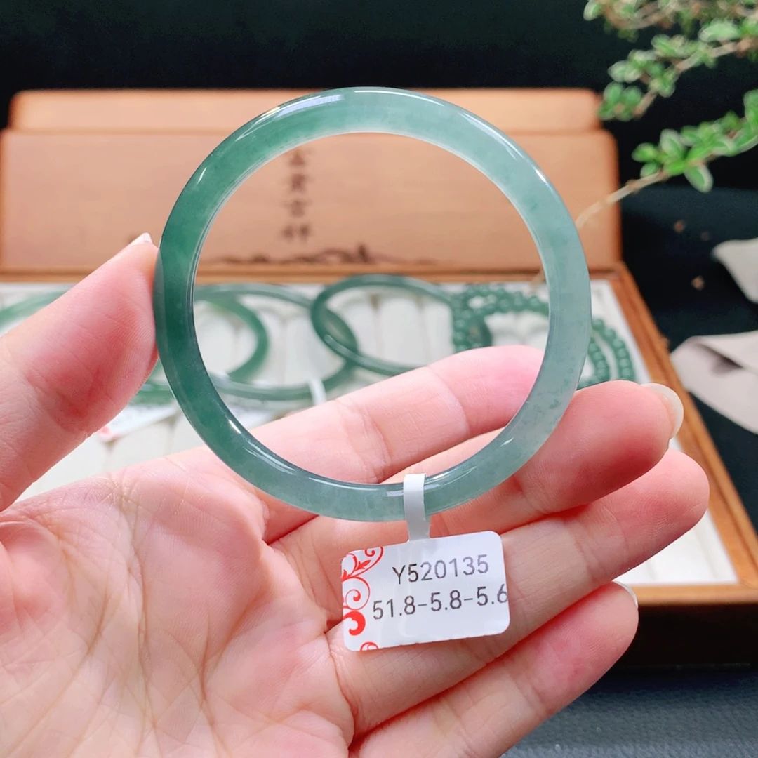 翡翠手镯（圆镯）未镶嵌