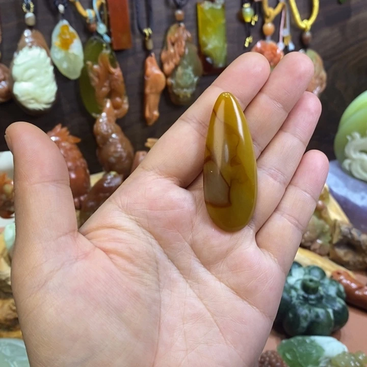 蛇纹石玉未镶嵌颈饰