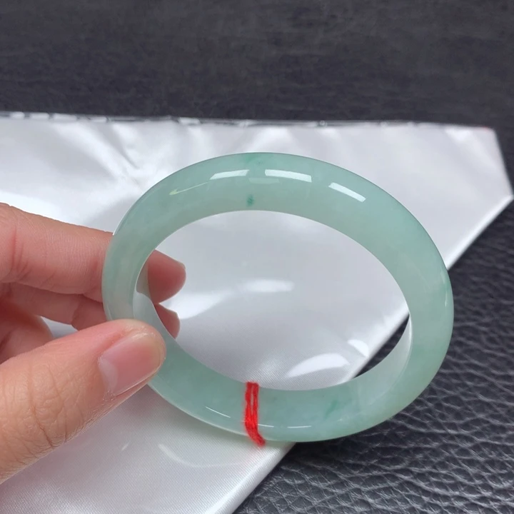 翡翠手镯未镶嵌。