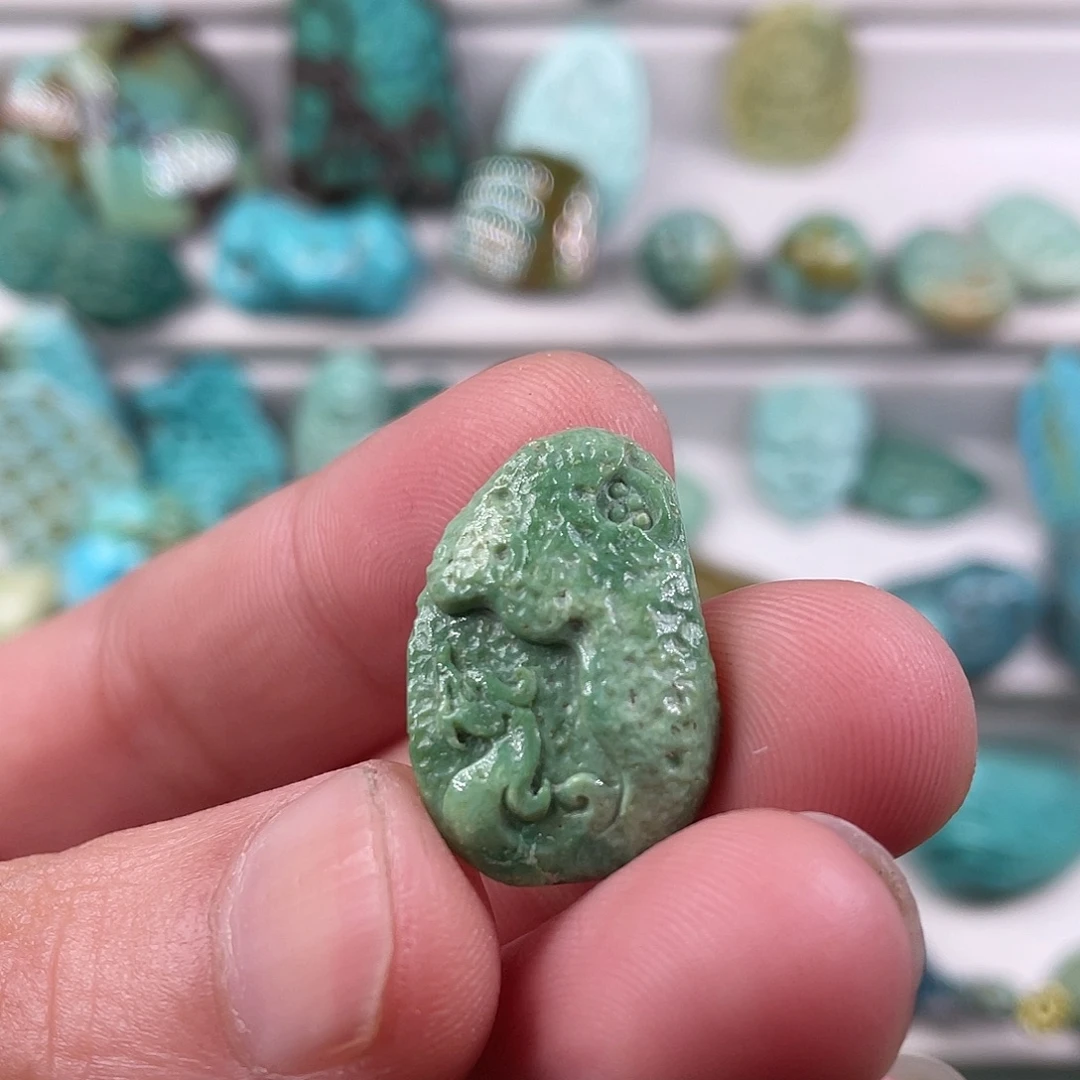 绿松石未镶嵌颈饰