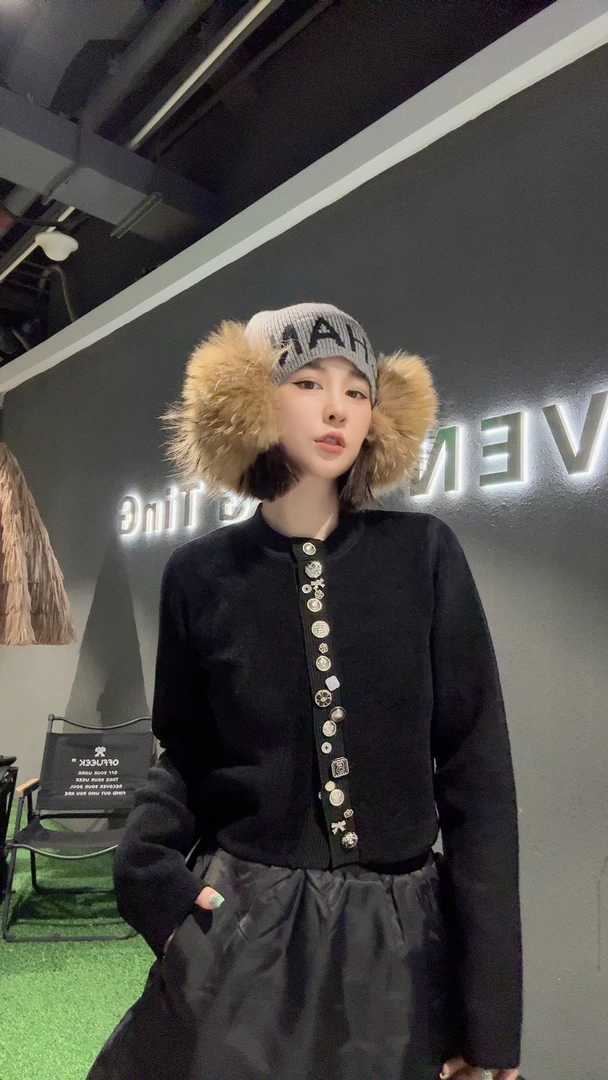 Y208：毛针织衫女款针织常规款短款黑色女装时尚长袖法式