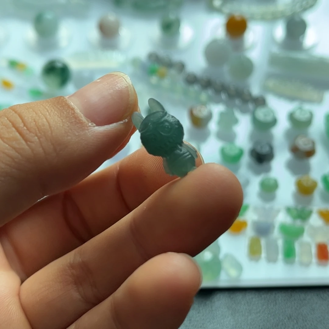 定制翡翠未镶嵌拉布布
