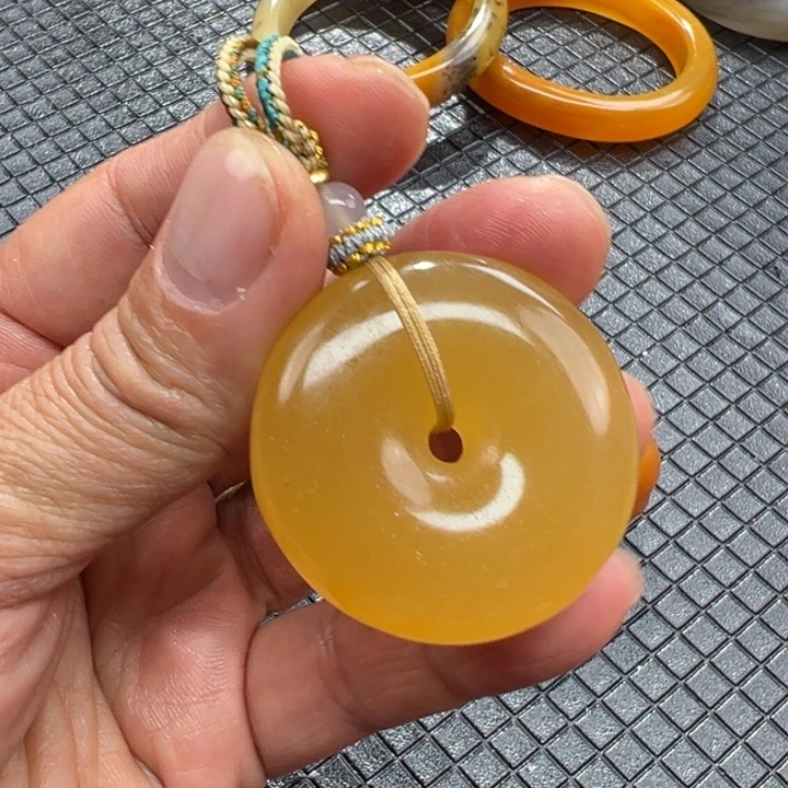 石英质玉（黄龙玉）颈饰未镶嵌