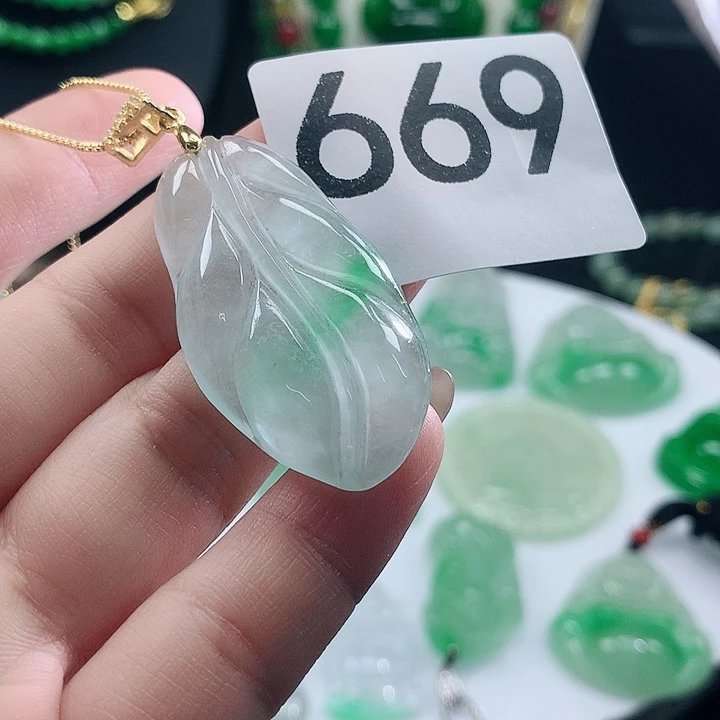 翡翠未镶嵌吊坠(赠链)