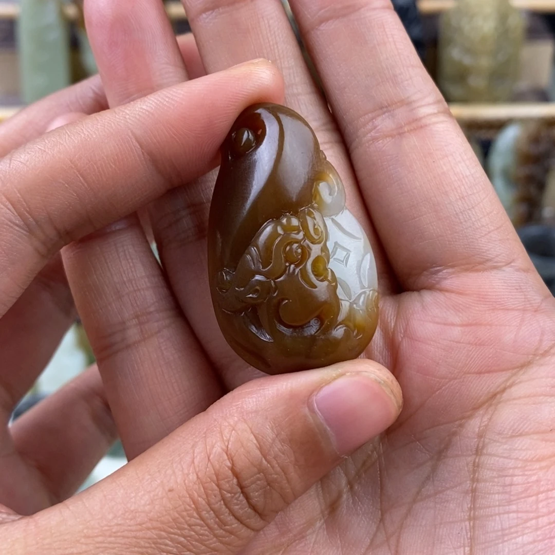 L***L和田玉未镶嵌颈饰