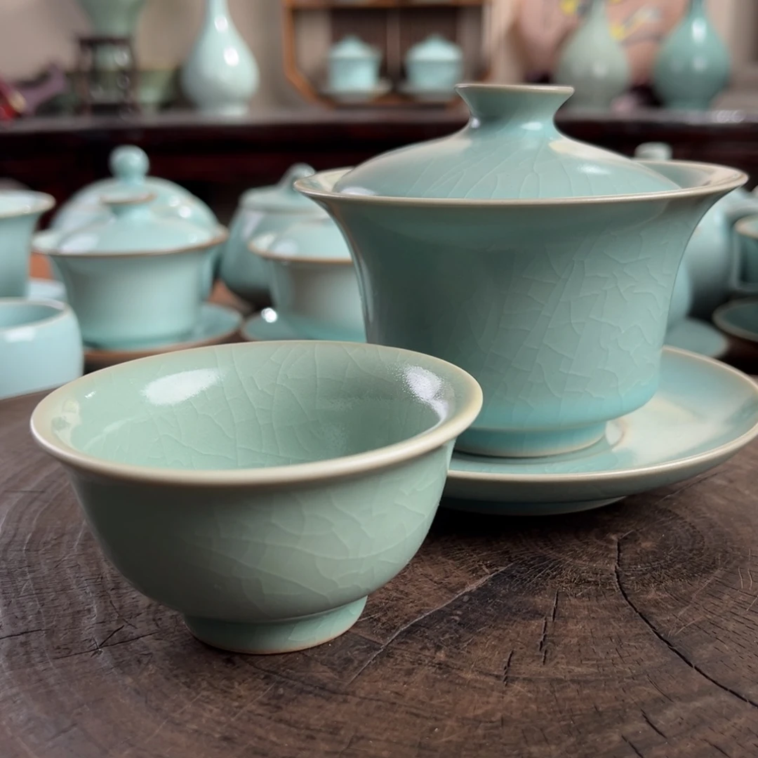 仿古天青釉马蹄盖碗