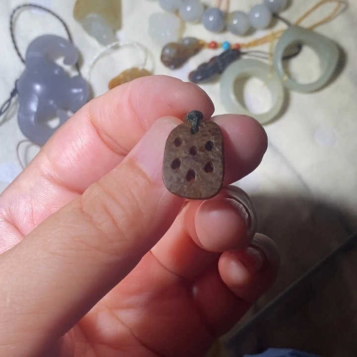 撒***G和田玉未镶嵌颈饰