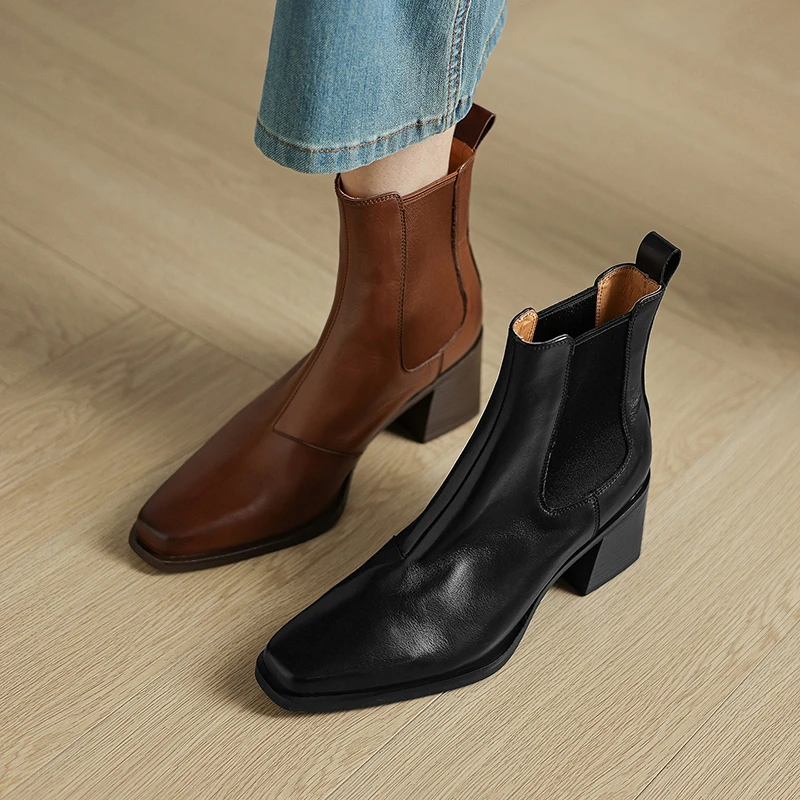 2025年秋冬新款真皮复古棕色短靴女粗跟百搭气质高跟英伦切尔西靴