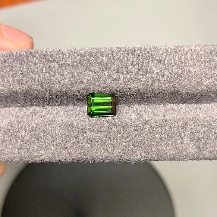 碧玺珠宝奇石未镶嵌电光绿碧玺2.97克拉未镶嵌