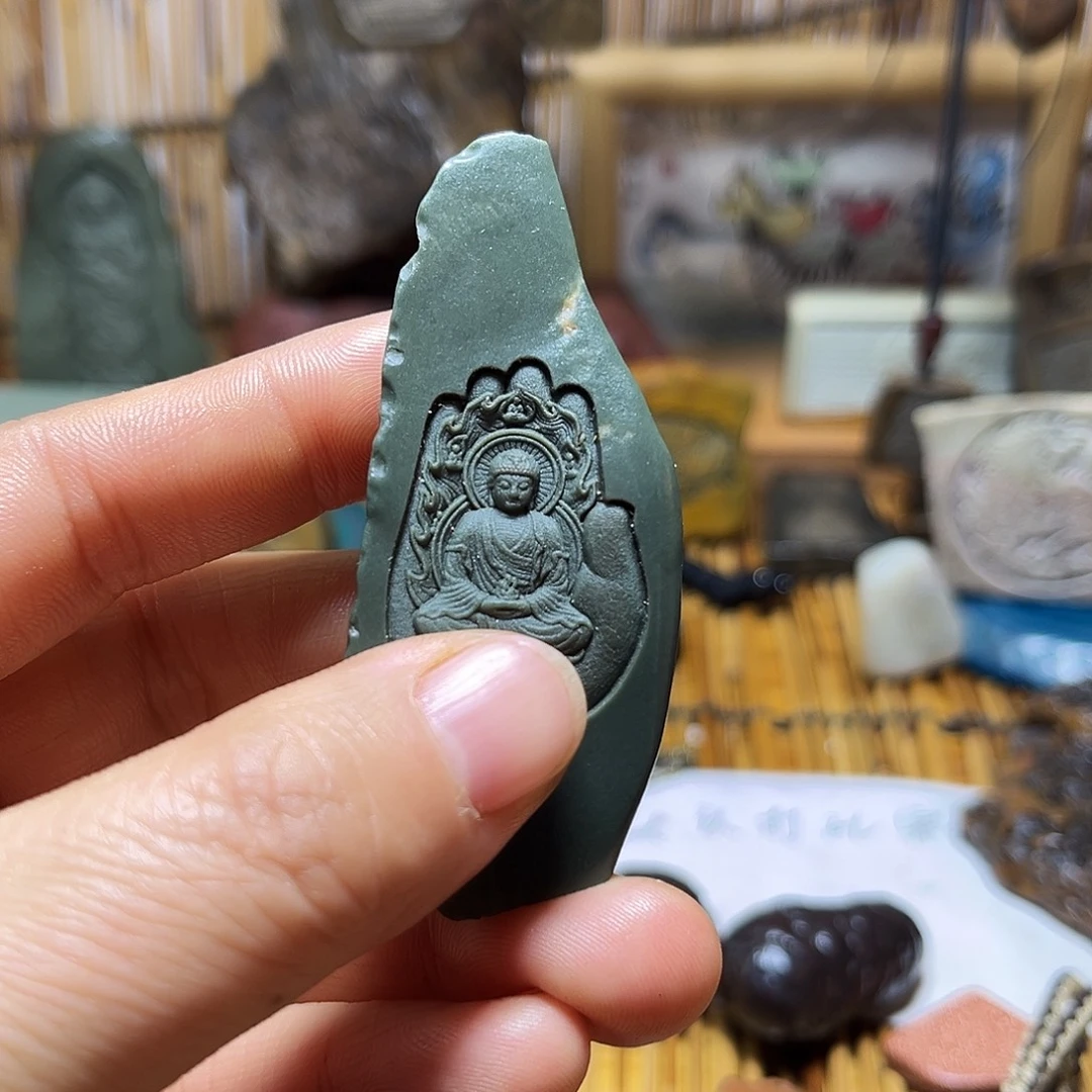 新疆原石雕刻手把件