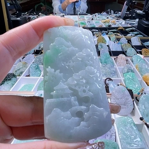 翡翠未镶嵌颈饰一个