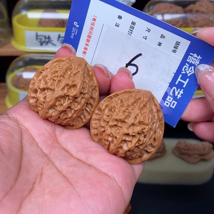 文玩核桃吊坠40金牛