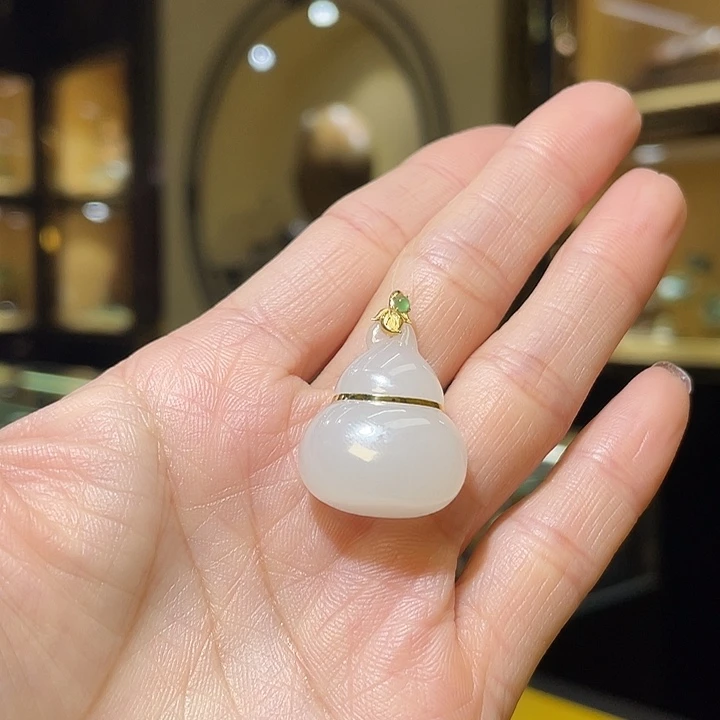 颈饰18K金镶嵌和田玉葫芦