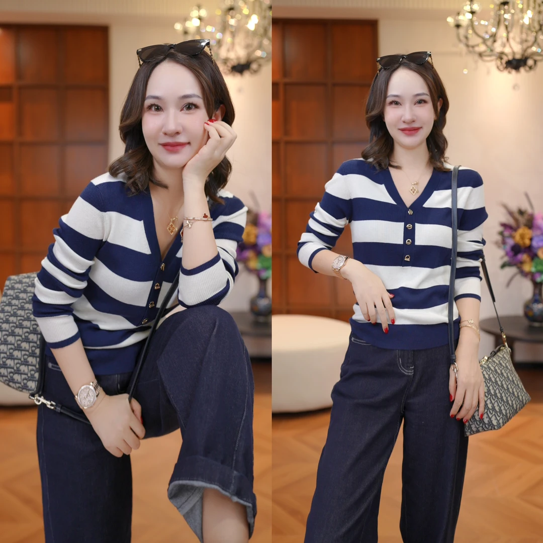 JDND轩羽【金扣针织衫】羊毛宽条纹金属扣V领针织毛衣XY25537