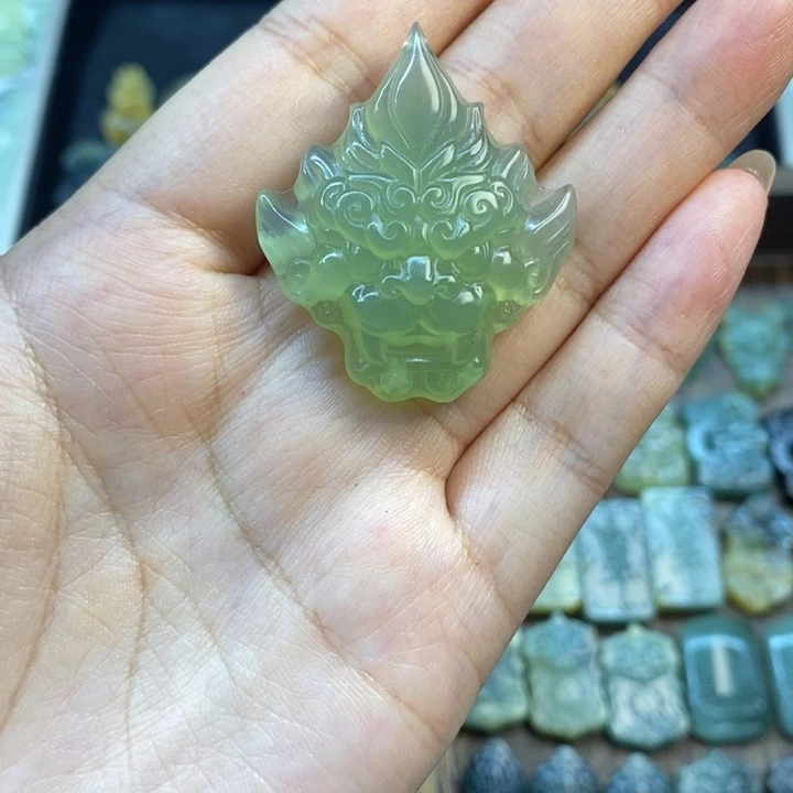 岫玉未镶嵌颈饰兽头