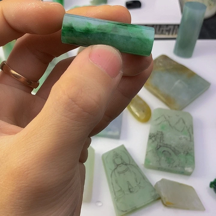 翡翠挂件未镶嵌边角料