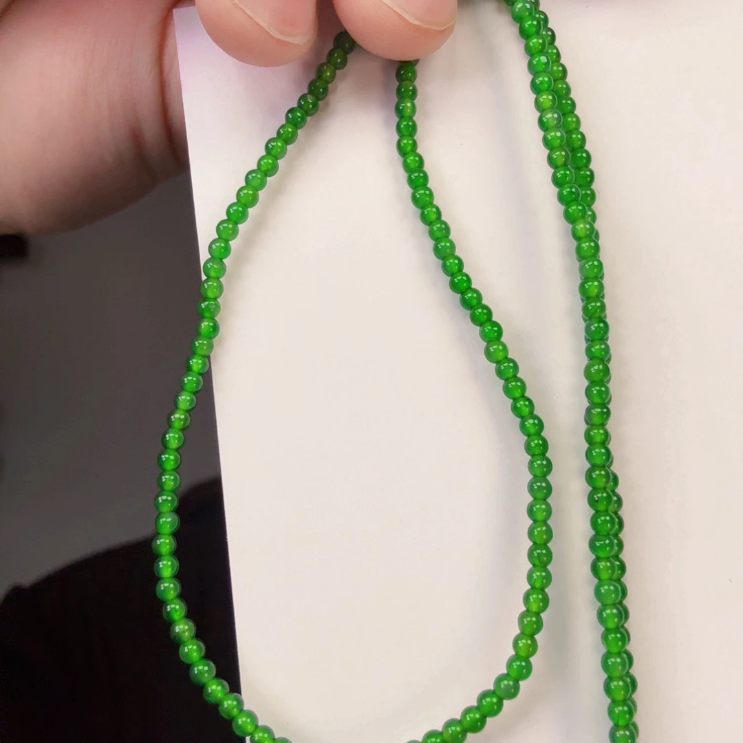 翡翠未镶嵌颈饰一件