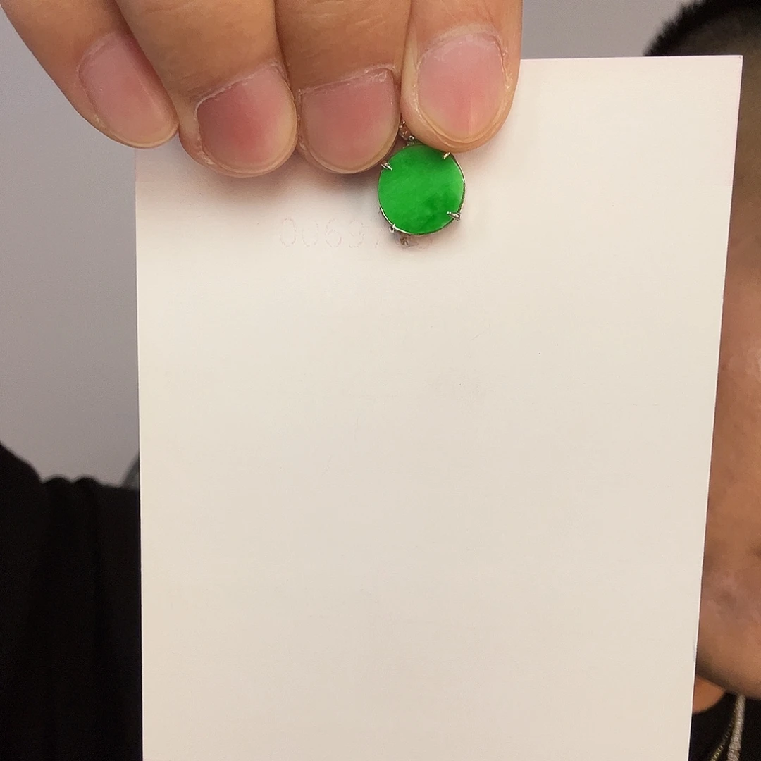 翡翠未镶嵌颈饰一件