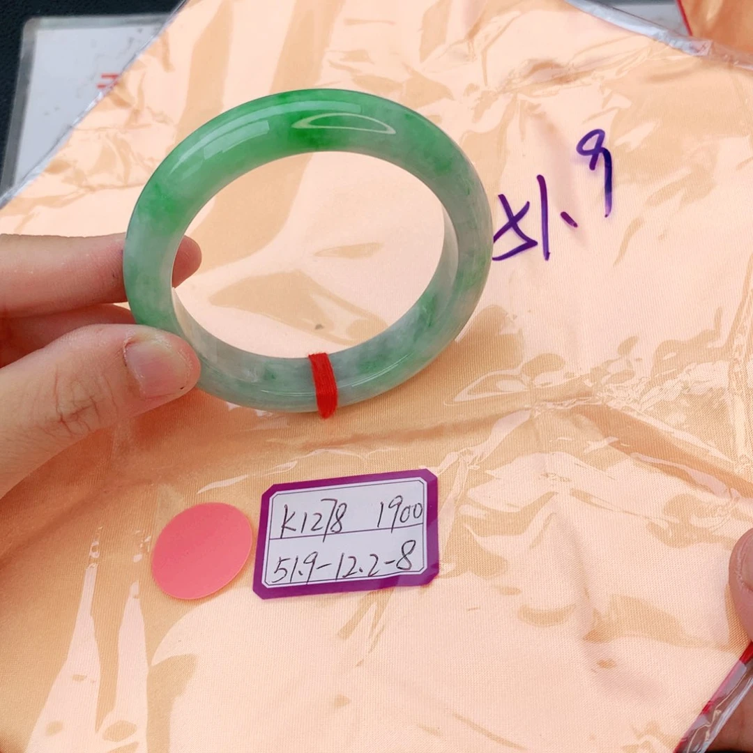 翡翠手镯未镶嵌翡翠