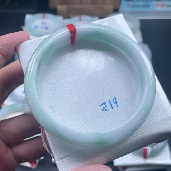 翡翠手镯未镶嵌白底青51正