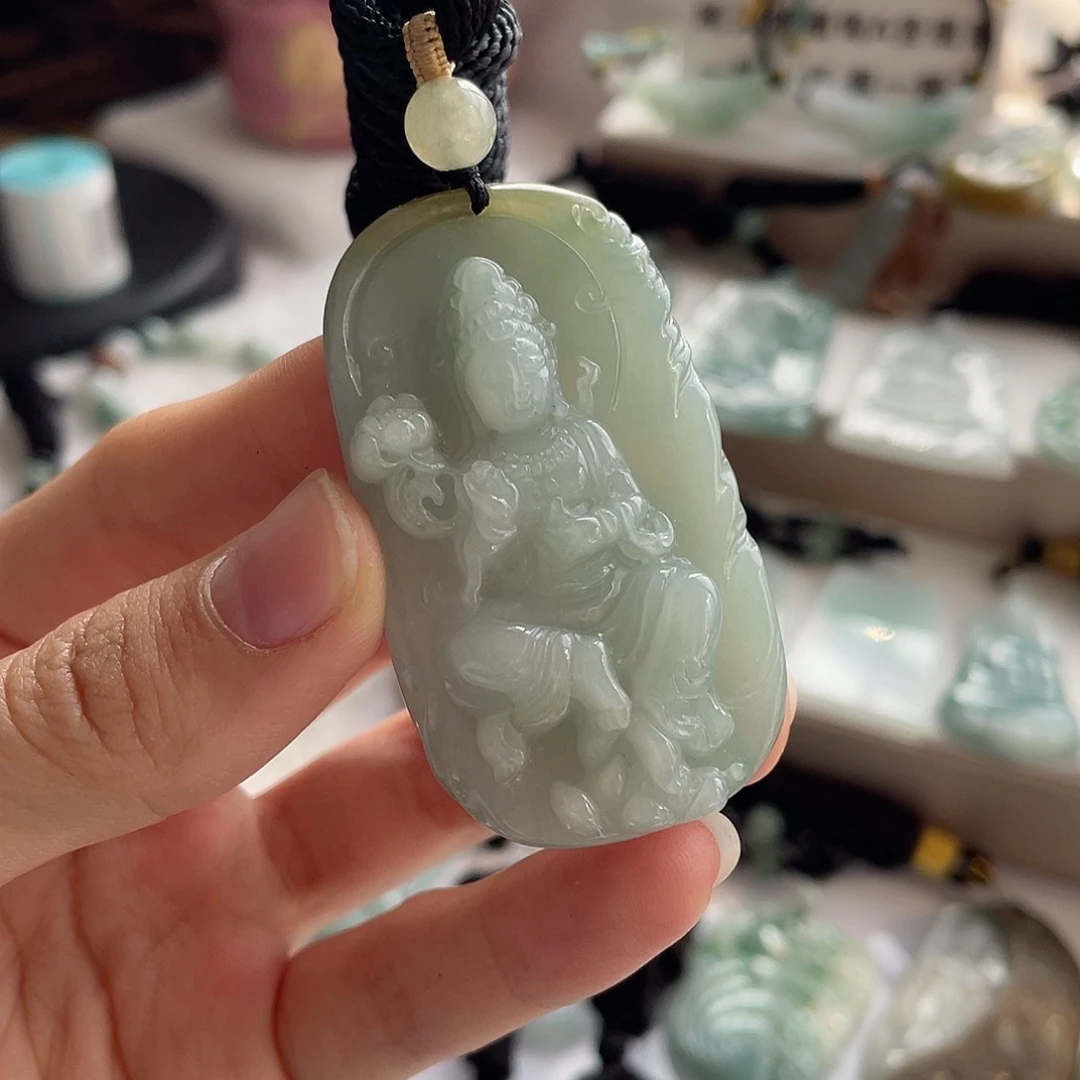 翡翠未镶嵌颈饰大势至