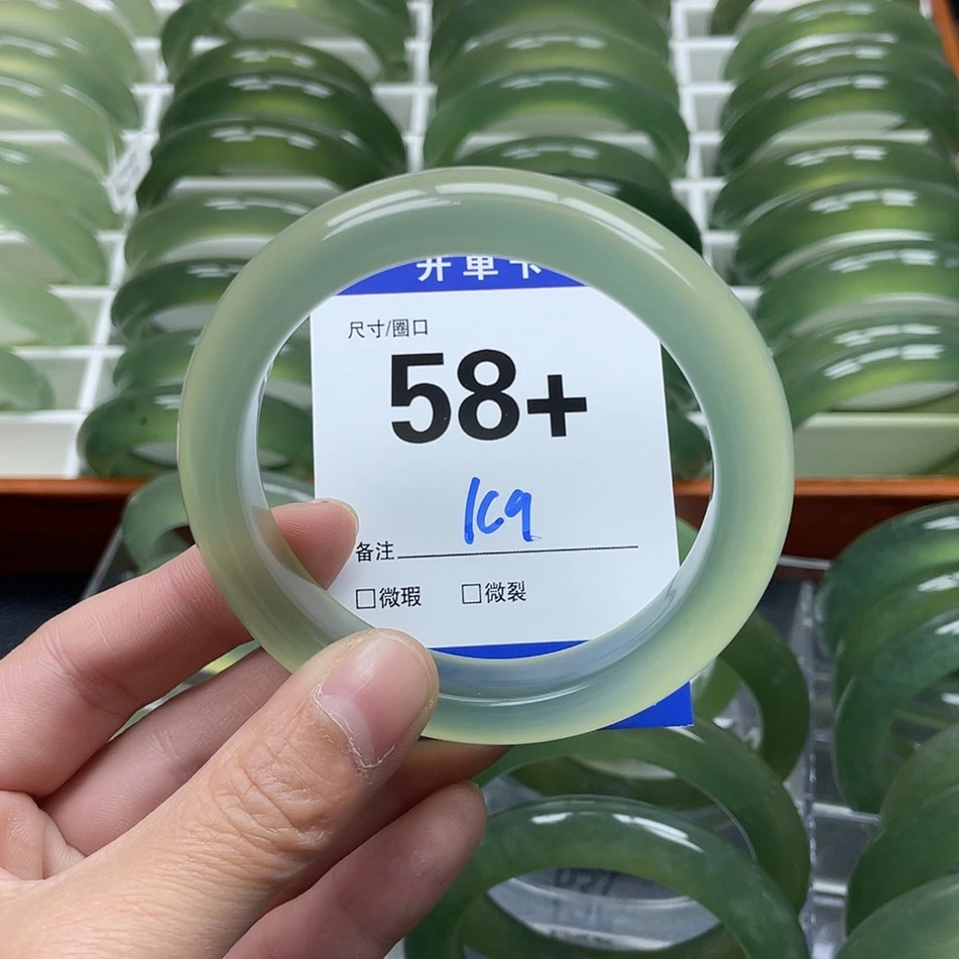 蛇纹石玉手镯未镶嵌一***某