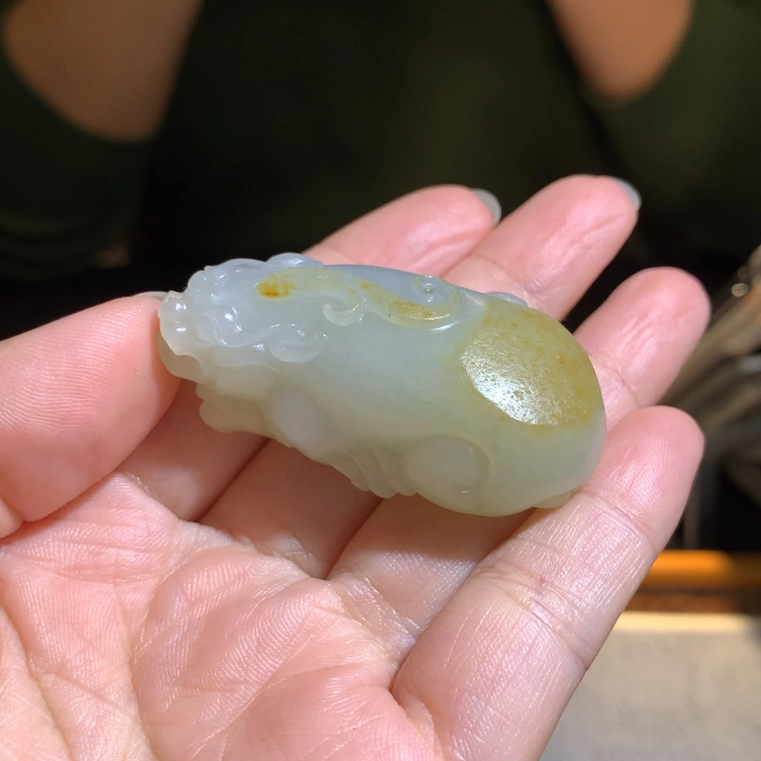 T***藏和田玉未镶嵌颈饰