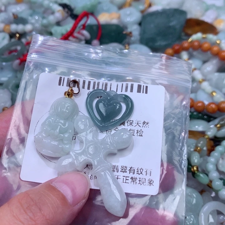 翡翠未镶嵌颈饰挂件