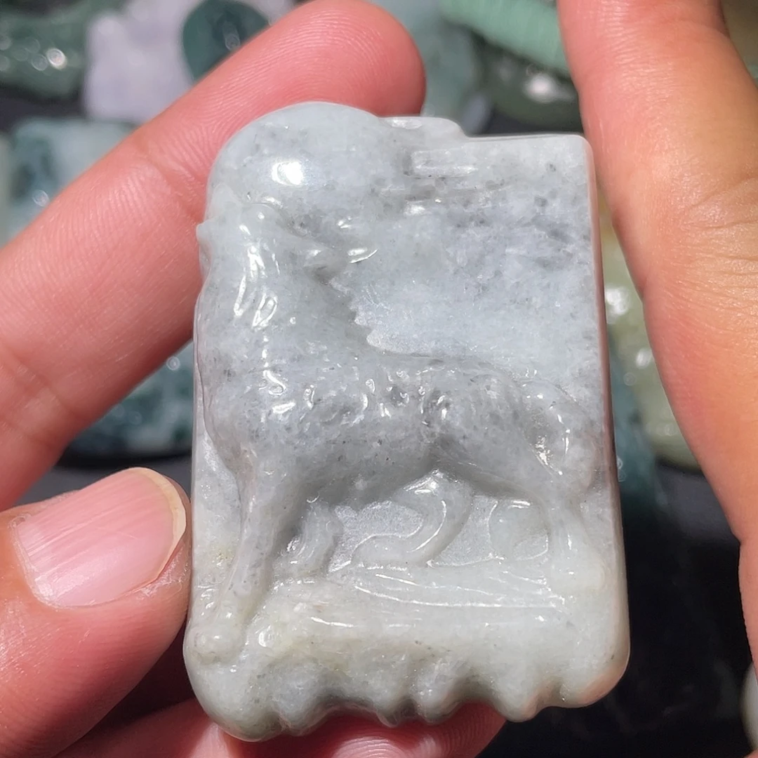 翡翠未镶嵌颈饰狼狼