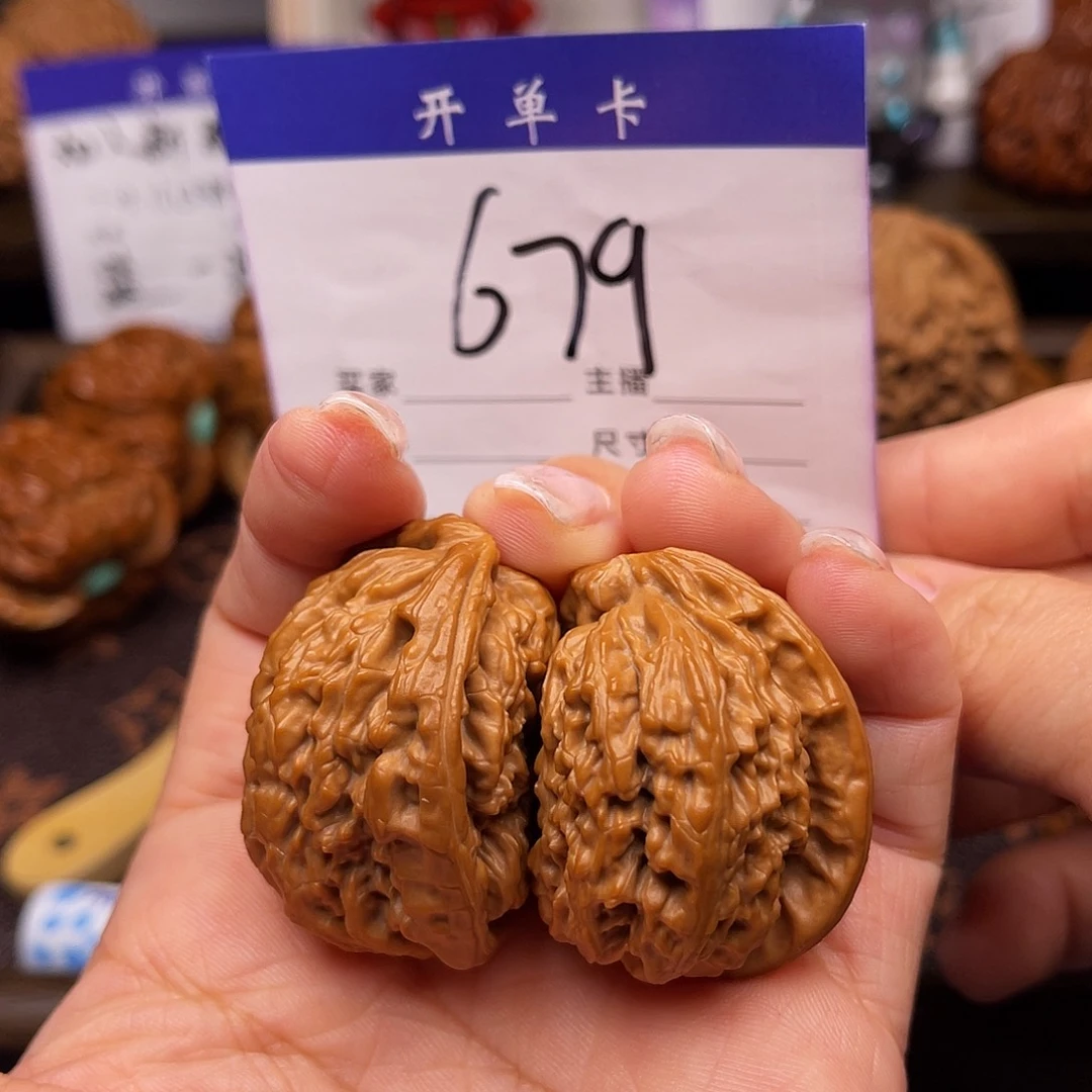 吊坠桃核白狮子半壁