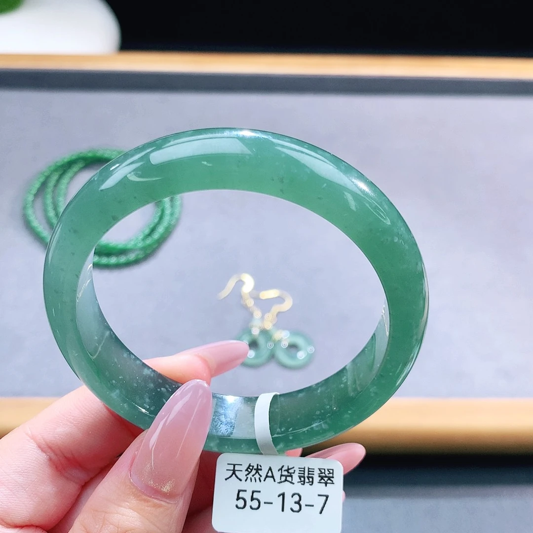 未镶嵌手镯（圆镯）翡翠