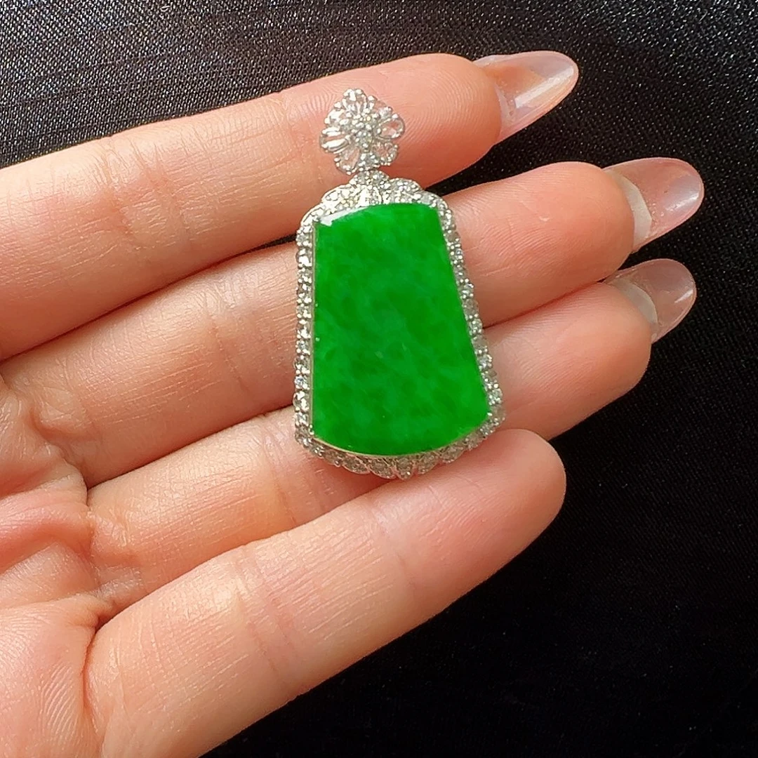 翡翠18K金镶嵌颈饰无事牌吊坠