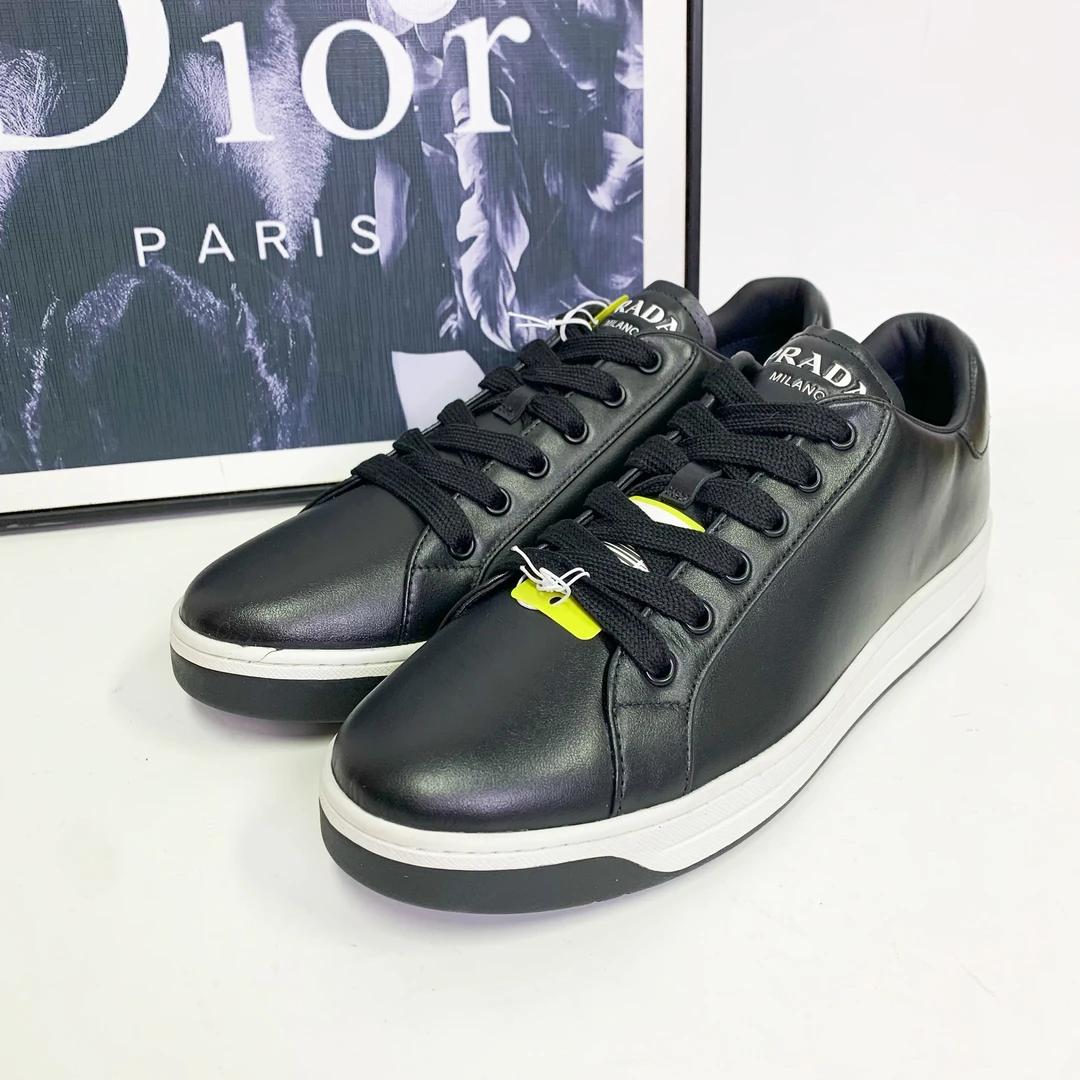 全新未使用 Prada/普拉达 普拉达黑色皮面鞋舌后跟白色LOGO板鞋