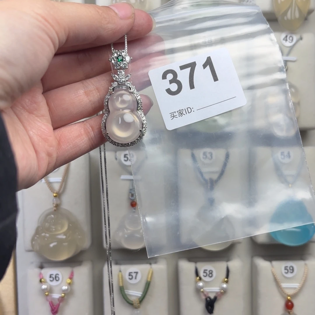 石英质玉颈饰未镶嵌冬**件