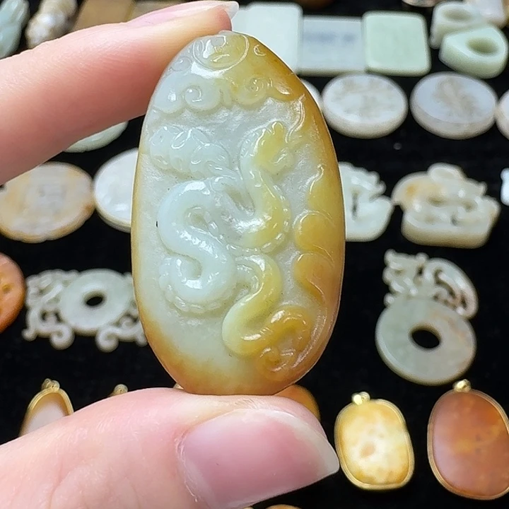和田玉未镶嵌颈饰蛇