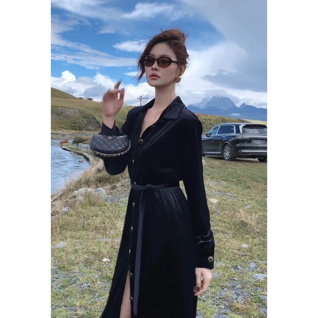 秋季新款法式复古精致赫本风又酷又飒高级感丝绒黑色V领连衣裙女