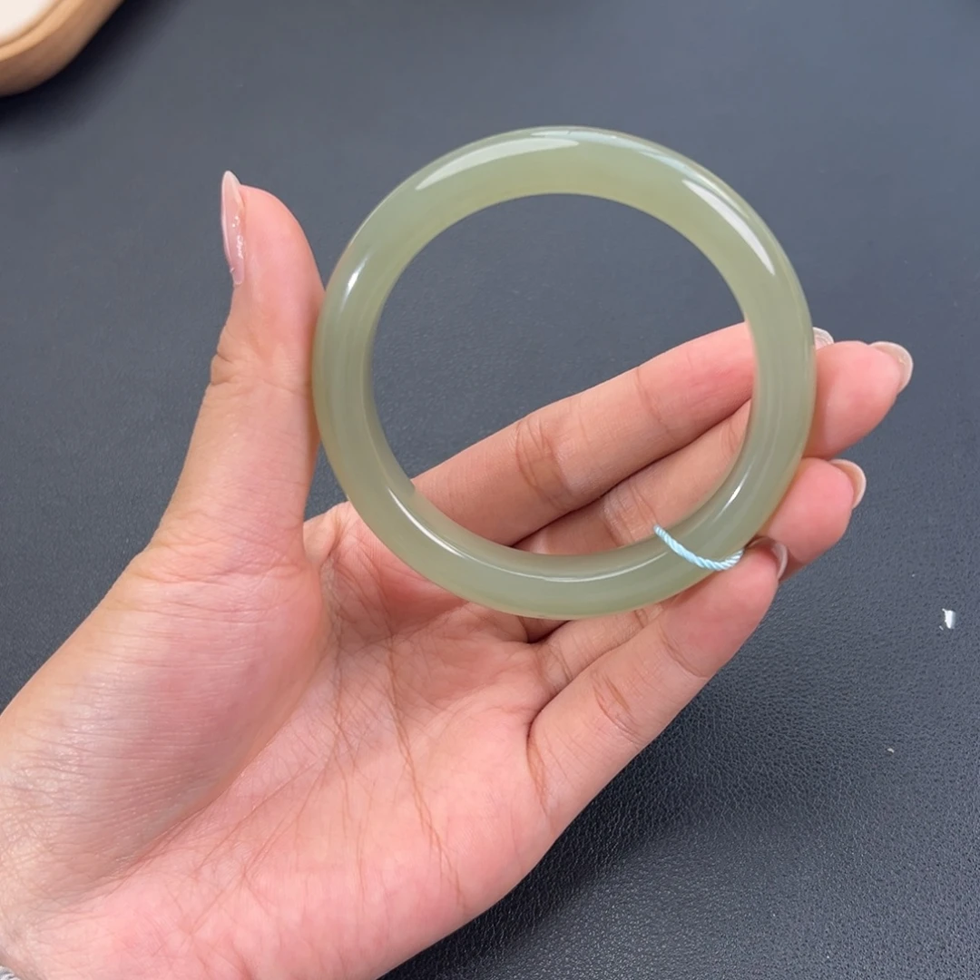 和田玉未镶嵌手镯有微瑕