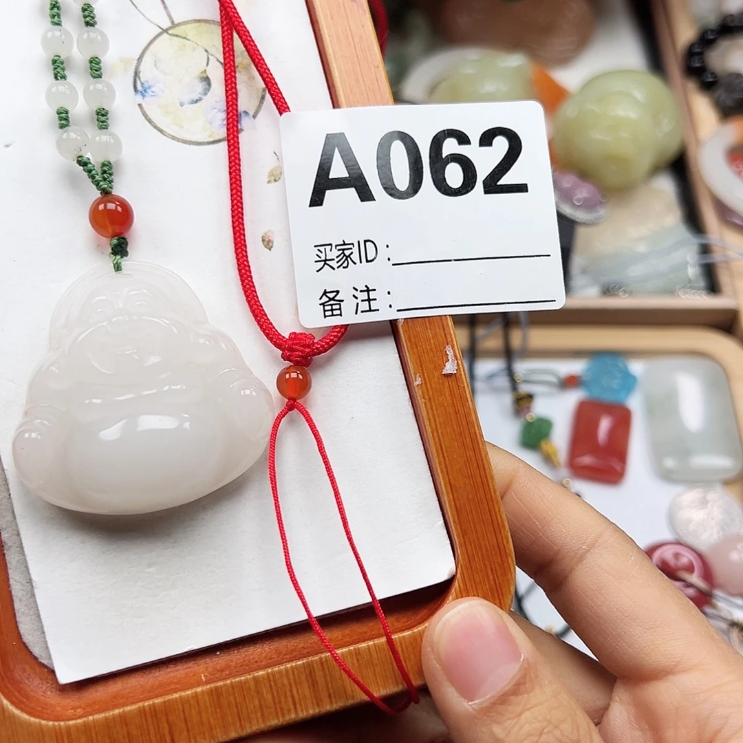 *****石英质玉合金颈饰