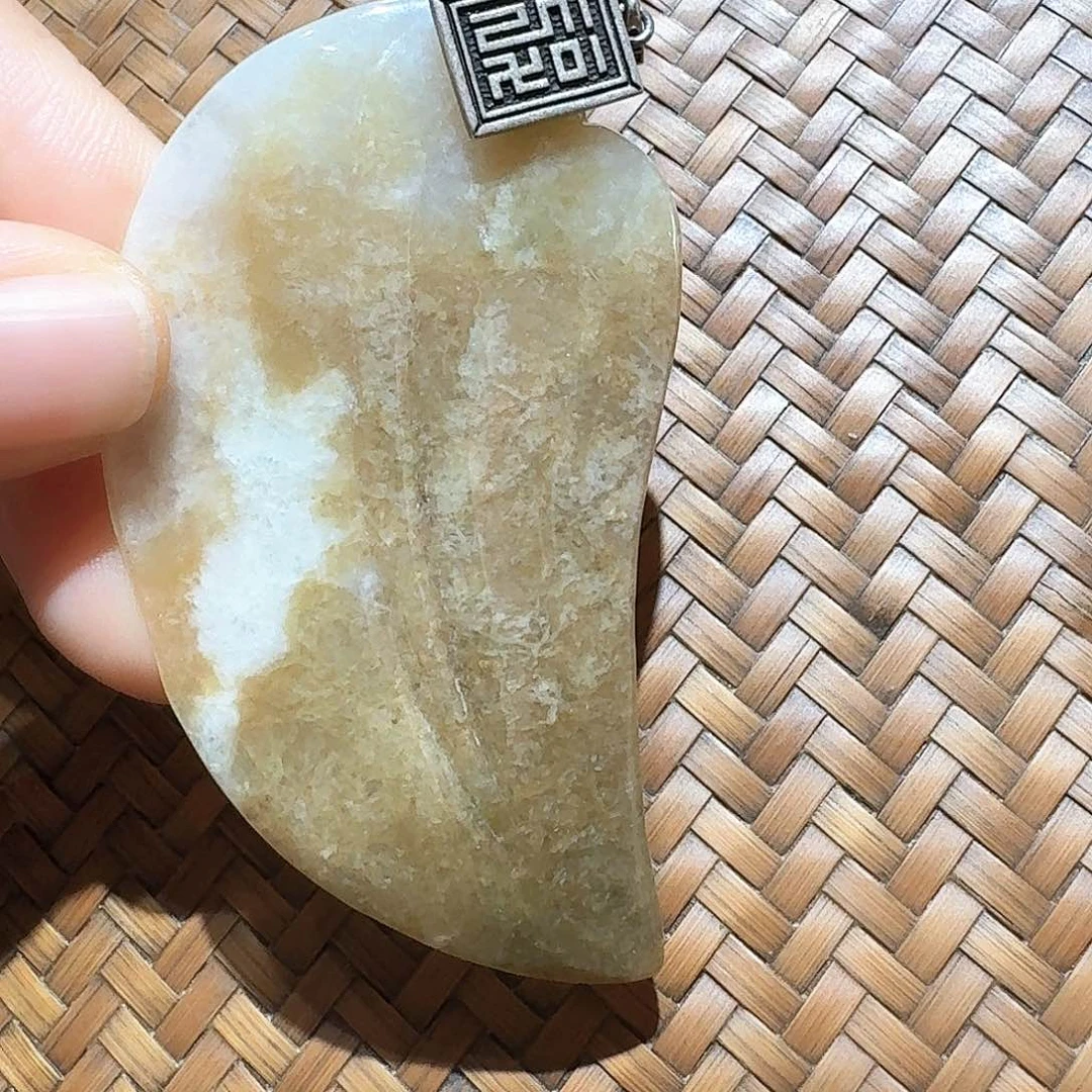 翡翠未镶嵌颈饰个性十足
