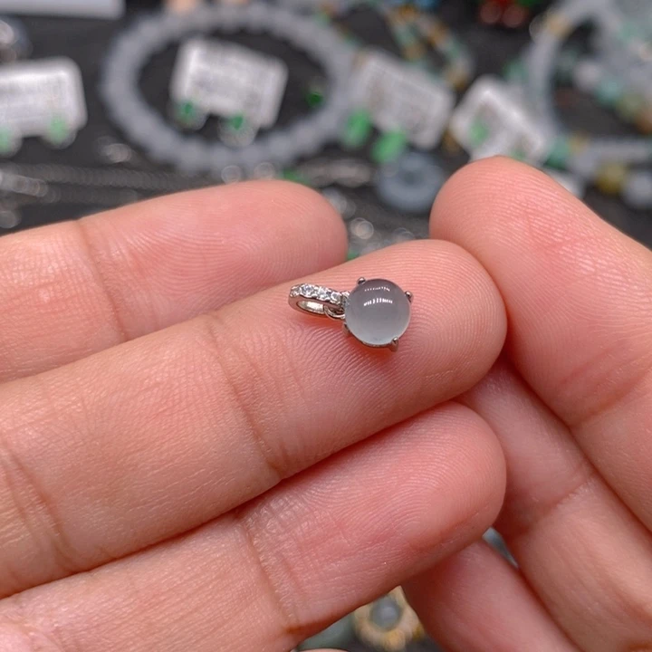 颈饰未镶嵌翡翠我在