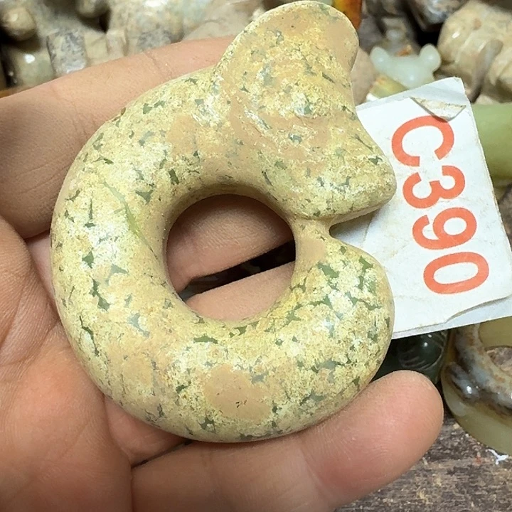 蛇纹石玉颈饰未镶嵌