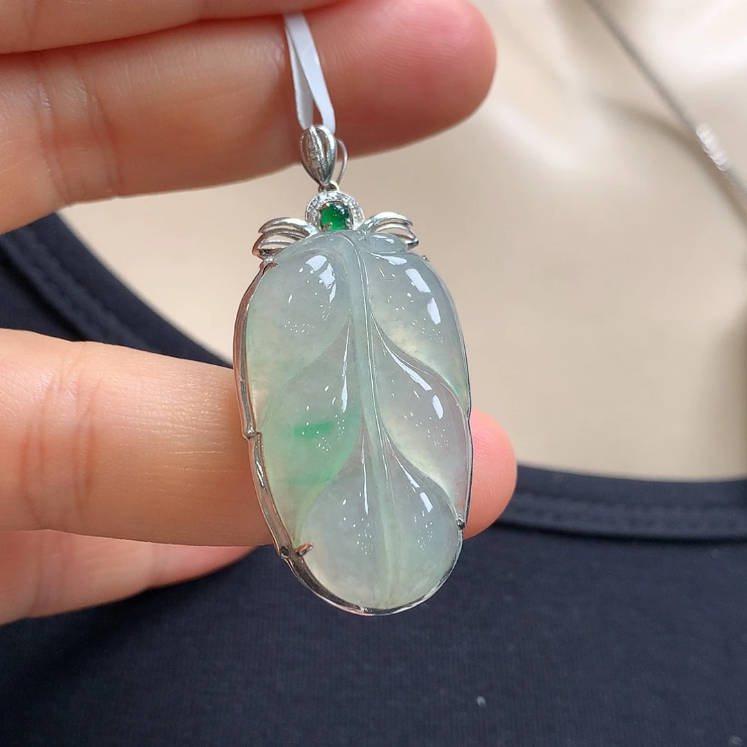 翡翠18K金镶嵌颈饰叶子